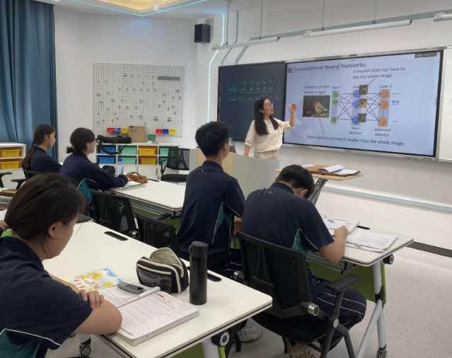 师生与智能技能协同创生构成师—机—生三元协同的讲堂新形状 师生与智能技能协同创生构成师—机—生三元协同的讲堂新形状